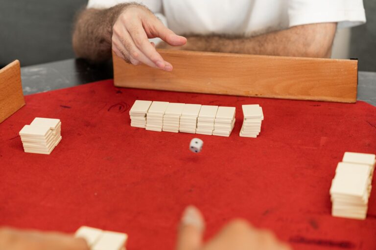 Deux adultes jouent à un jeu de société autour d'une petite table