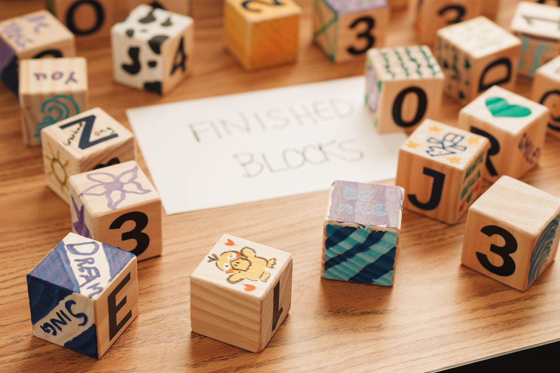 Organiser un jeu éducatif en classe sans matériel coûteux