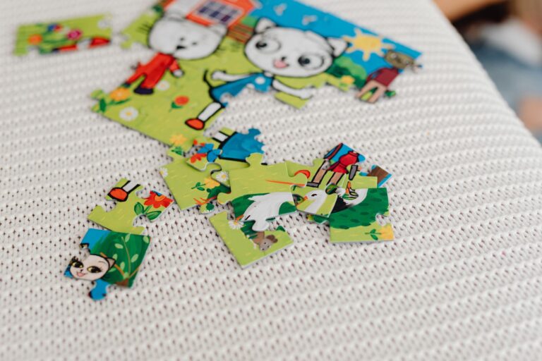 Enfants concentrés sur un jeu de réflexion et un puzzle autour d'une table