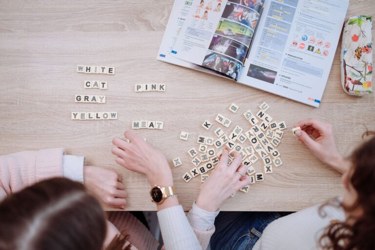 Famille réunie autour d'une table pendant un jeu de mots avec papier et crayons