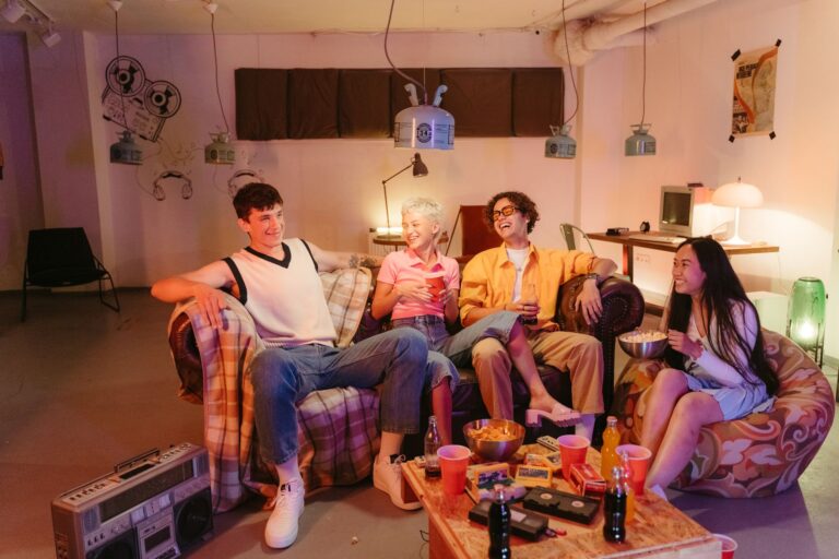 Groupe de personnes souriantes participant à une activité ludique en intérieur